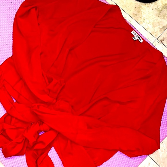Red open tie fashion nova top♥️ - Picture 3 of 4
